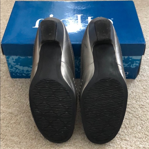 Rialto Pewter Metallic Clogs - Picture 5 of 6